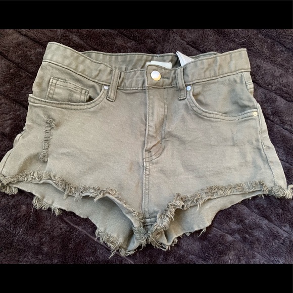 🌞 Khaki green destroyed denim shorts